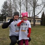 Uczestnicy biegu na mecie z medalami Uczestnicy biegu na mecie z medalami