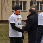 Wręczenie statuetki przez Wicestarostę Bialskiego Janusza Skólimowskiego uczestnikowi, który pierwszy przekroczył linię mety. Wręczenie statuetki przez Wicestarostę Bialskiego Janusza Skólimowskiego uczestnikowi, który pierwszy przekroczył linię mety.