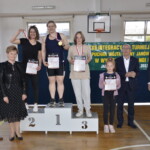 Dekoracja zawodniczek w kategorii wagowej otwartej Dekoracja zawodniczek w kategorii wagowej otwartej