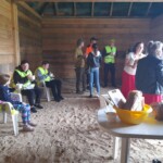 Uczestnicy rajdu podczas poczęstunku Uczestnicy rajdu podczas poczęstunku