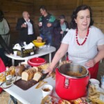 Uczestnicy rajdu podczas poczęstunku Uczestnicy rajdu podczas poczęstunku