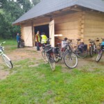 Podczas rajdu uczestnicy schronili się przed deszczem w stodole Podczas rajdu uczestnicy schronili się przed deszczem w stodole