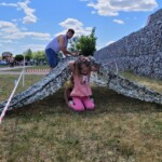 Dziewczynka pokonuje przeszkodę /przechodzi pod płachtą maskującą ułożoną na ziemi Dziewczynka pokonuje przeszkodę /przechodzi pod płachtą maskującą ułożoną na ziemi