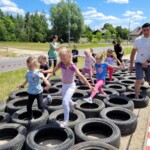Pierwszą przeszkodą był bieg przez opony Pierwszą przeszkodą był bieg przez opony