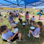 Jedną z atrakcji były warsztaty gry na bębnach djembe Jedną z atrakcji były warsztaty gry na bębnach djembe