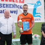 Wręczenie zawodnikowi z drużyny dyplomu i pucharu Wręczenie zawodnikowi z drużyny dyplomu i pucharu