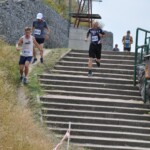 Zawodnicy pokonują trasę - zbieganie ze schodów Zawodnicy pokonują trasę - zbieganie ze schodów