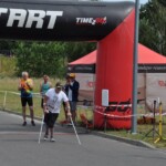 Jedyny zawodnik o kulach Robert Pasko przekracza linie mety Jedyny zawodnik o kulach Robert Pasko przekracza linie mety