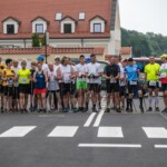 Uczestnicy marszu na linii startu Uczestnicy marszu na linii startu