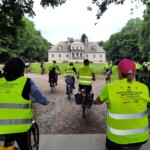 Rowerzyści wjeżdżają na teren Muzeum J.I. Kraszewskiego w Romanowie Rowerzyści wjeżdżają na teren Muzeum J.I. Kraszewskiego w Romanowie