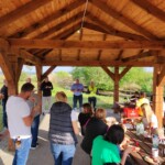 Uczestnicy rajdu jesiennego LZS podczas poczęstunku Uczestnicy rajdu jesiennego LZS podczas poczęstunku