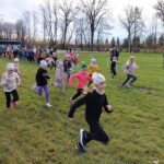 Pierwszy bieg najmłodszych uczestników- dziewczęta klasy 1 -2 Pierwszy bieg najmłodszych uczestników- dziewczęta klasy 1 -2