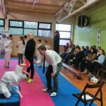 Kibice obserwują rywalizację podczas pokonywania toru przeszkód Kibice obserwują rywalizację podczas pokonywania toru przeszkód