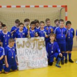 Zdjęcie grupowe z wręczonym pucharem oraz medalami Lutnia Piszczac Zdjęcie grupowe z wręczonym pucharem oraz medalami Lutnia Piszczac