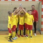 Zdjęcie grupowe z wręczonym pucharem oraz medalami drużynie Victoria I Parczew Zdjęcie grupowe z wręczonym pucharem oraz medalami drużynie Victoria I Parczew