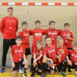 Zdjęcie grupowe z wręczonym pucharem oraz medalami drużynie Victoria Parczew II Zdjęcie grupowe z wręczonym pucharem oraz medalami drużynie Victoria Parczew II