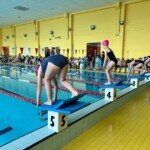 Zawodniczki podczas startu na słupkach startowych Zawodniczki podczas startu na słupkach startowych