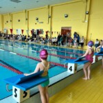 Zawodniczki przed startem przed słupkami startowymi Zawodniczki przed startem przed słupkami startowymi