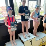 Zawodnicy na podium prezentują dyplomy i medale Zawodnicy na podium prezentują dyplomy i medale