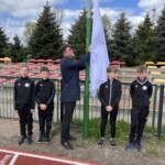 Flagę na maszt wciąga brązowy medalista IO w Atlancie w kajakarstwie - Piotr Markiewicz Flagę na maszt wciąga brązowy medalista IO w Atlancie w kajakarstwie - Piotr Markiewicz