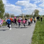 Biegną dziewczynki z kl IV