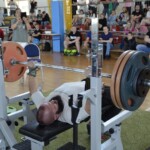 Zwycięzca kategorii Open Maciej Laszewski walczy o zaliczenie podejścia, na sztandze 175 kg