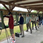 Zawodnicy wykonują strzał Zawodnicy wykonują strzał